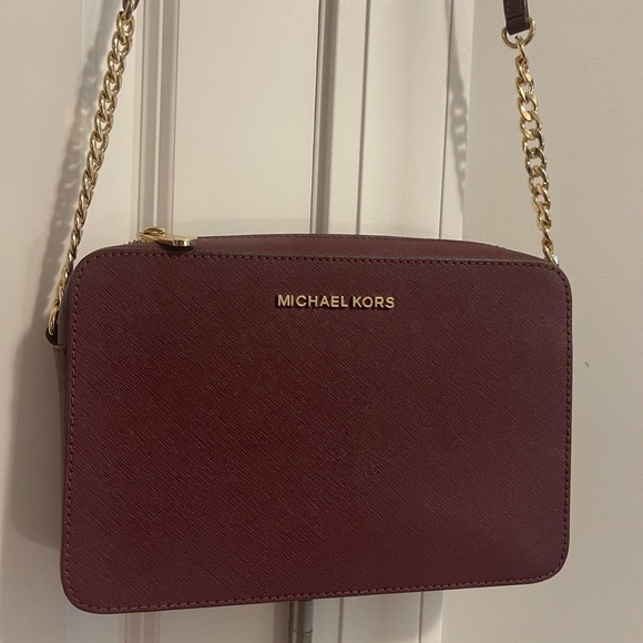 Michael Kors Handbags - Michael Kors burgundy jet set crossbody bag